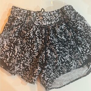 Vibrant Black and White Lulu Women Shorts Size 0